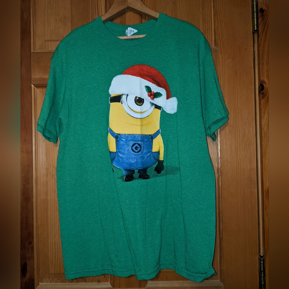 Men's size Large Minion Santa t-shirt